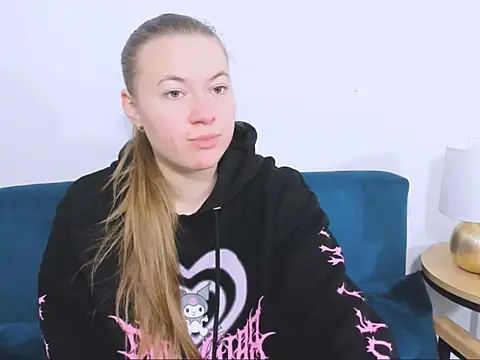 Snapshot of LeaNaughty chatting on 12/19/25, 07:37 LeaNaughty online show from 12/19/25, 07:37