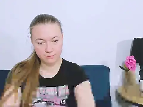 Snapshot of LeaNaughty chatting on 12/22/25, 07:05 LeaNaughty online show from 12/22/25, 07:05