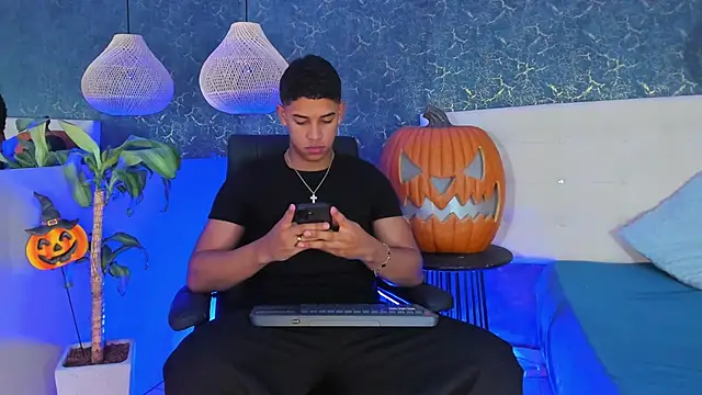 Zayne cross online show from 10/18/25, 05:21