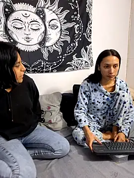 Snapshot of emily_n_abby chatting on 06/27/26, 01:39 emily n abby online show from 06/27/26, 01:39