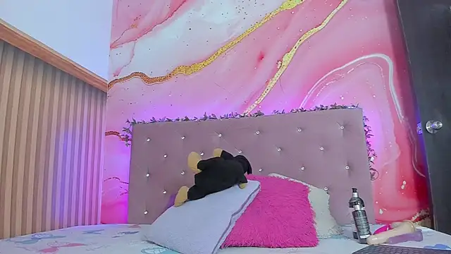 mia  blaze   online show from 10/31/25, 03:29