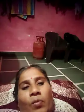 Snapshot of OliveGreen22 chatting on 11/11/25, 04:40 OliveGreen22 online show from 11/11/25, 04:40