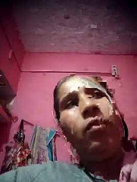 Snapshot of OliveGreen22 chatting on 11/19/25, 01:05 OliveGreen22 online show from 11/19/25, 01:05