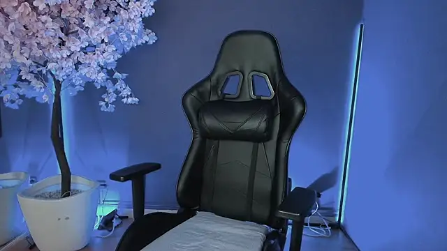 LuanEter online show from 11/26/25, 02:18