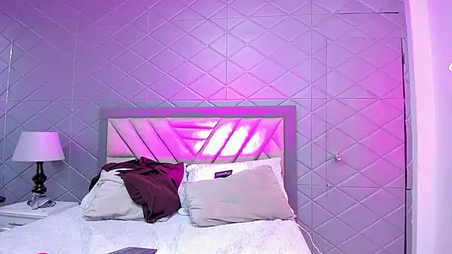 Snapshot of ViolettRouse chatting on 12/14/25, 04:56 ViolettRouse online show from 12/14/25, 04:56