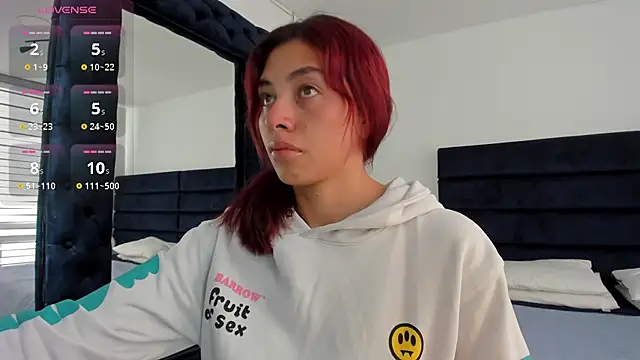 Snapshot of melanie_roux__ chatting on 02/04/26, 12:33 melanie roux online show from 02/04/26, 12:33