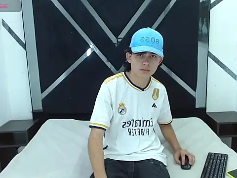 Tom 0001 online show from 10/25/25, 07:19