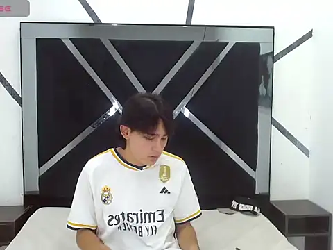 Tom 0001 online show from 10/27/25, 08:02