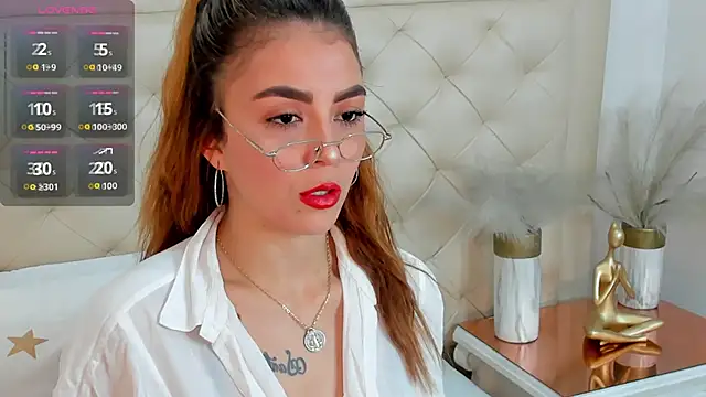 Snapshot of lucia_lorenz chatting on 10/24/25, 11:28 lucia lorenz online show from 10/24/25, 11:28