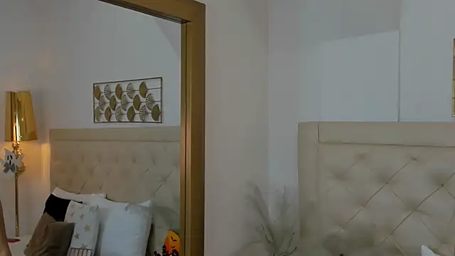 Snapshot of lucia_lorenz chatting on 10/30/25, 11:22 lucia lorenz online show from 10/30/25, 11:22