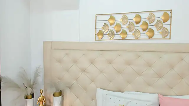 Snapshot of lucia_lorenz chatting on 12/21/25, 11:28 lucia lorenz online show from 12/21/25, 11:28