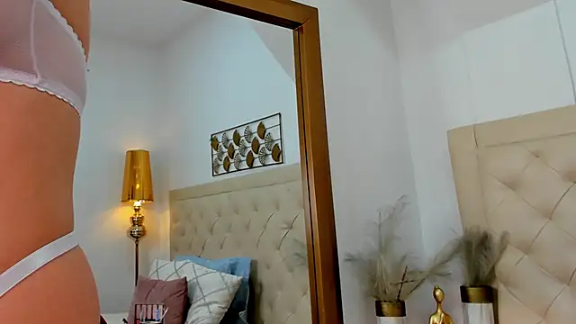 Snapshot of lucia_lorenz chatting on 04/10/26, 11:26 lucia lorenz online show from 04/10/26, 11:26