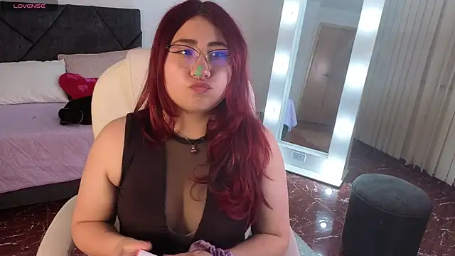 Snapshot of littlee_red chatting on 12/16/25, 08:25 littlee red online show from 12/16/25, 08:25