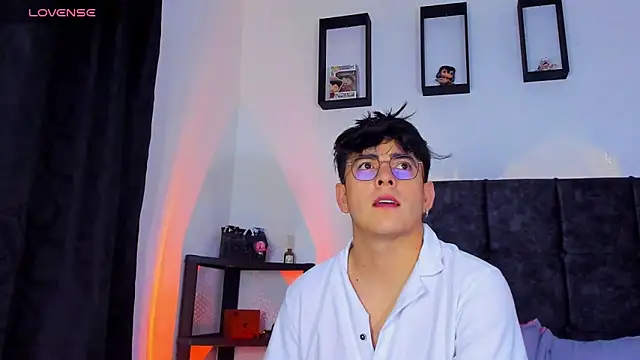 Snapshot of Theo_Noxxx chatting on 10/19/25, 02:45 Theo Noxxx online show from 10/19/25, 02:45