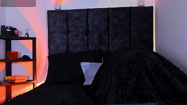 Snapshot of Theo_Noxxx chatting on 10/21/25, 03:29 Theo Noxxx online show from 10/21/25, 03:29