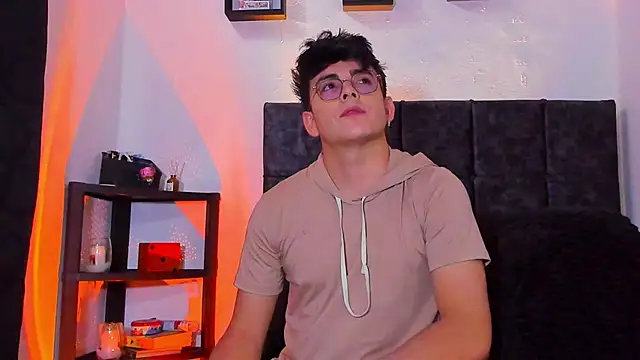 Snapshot of Theo_Noxxx chatting on 10/22/25, 07:46 Theo Noxxx online show from 10/22/25, 07:46