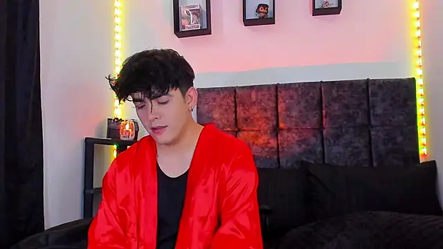 Snapshot of Theo_Noxxx chatting on 10/25/25, 07:08 Theo Noxxx online show from 10/25/25, 07:08