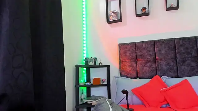 Snapshot of Theo_Noxxx chatting on 10/27/25, 06:45 Theo Noxxx online show from 10/27/25, 06:45