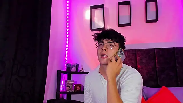 Snapshot of Theo_Noxxx chatting on 10/28/25, 09:17 Theo Noxxx online show from 10/28/25, 09:17