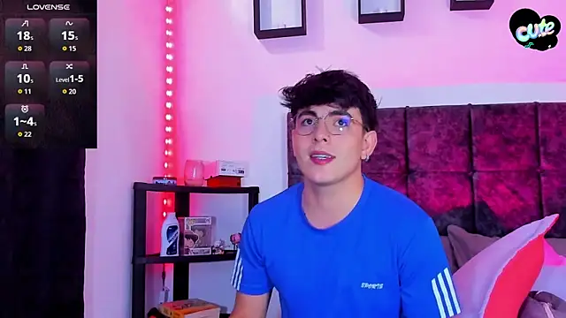 Snapshot of Theo_Noxxx chatting on 11/13/25, 06:18 Theo Noxxx online show from 11/13/25, 06:18