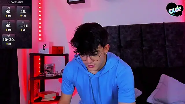 Snapshot of Theo_Noxxx chatting on 11/18/25, 05:39 Theo Noxxx online show from 11/18/25, 05:39