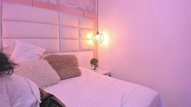 Snapshot of Sofia_clk chatting on 11/11/25, 03:28 Sofia clk online show from 11/11/25, 03:28