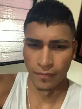 Snapshot of Emiliano_Reyes chatting on 04/23/26, 04:46 Emiliano Reyes online show from 04/23/26, 04:46