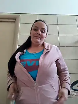 Snapshot of Annalyluky chatting on 10/18/25, 10:27 Annalyluky online show from 10/18/25, 10:27