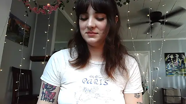 Snapshot of Trickylucy555 chatting on 06/17/26, 06:42 Trickylucy555 online show from 06/17/26, 06:42