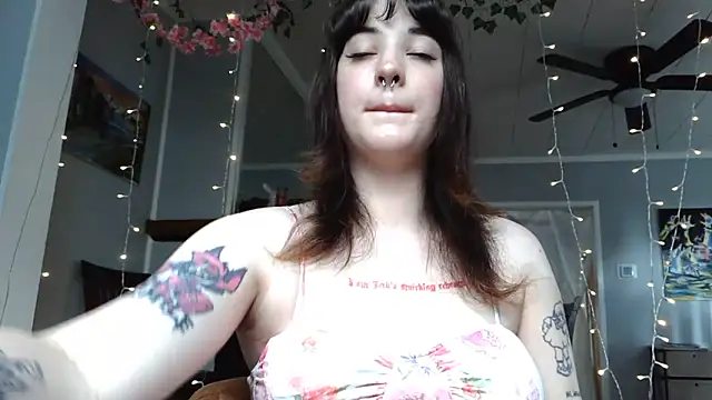 Snapshot of Trickylucy555 chatting on 06/18/26, 06:23 Trickylucy555 online show from 06/18/26, 06:23