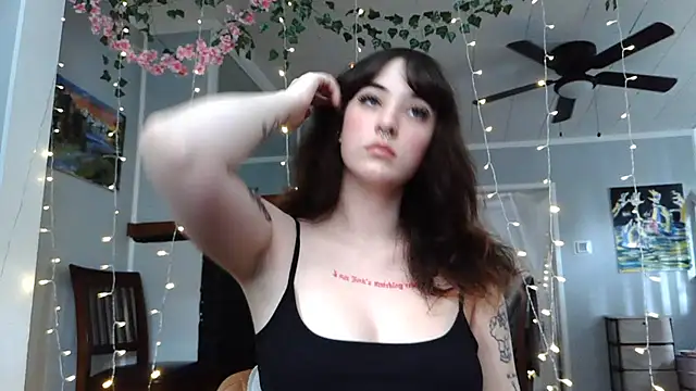 Snapshot of Trickylucy555 chatting on 07/06/26, 07:49 Trickylucy555 online show from 07/06/26, 07:49