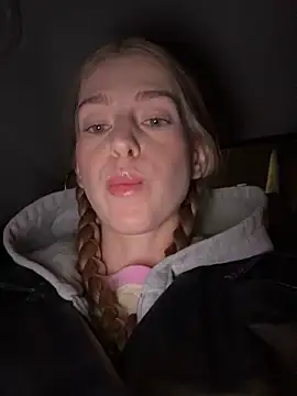 Snapshot of kira_mia chatting on 11/24/25, 03:12 kira mia online show from 11/24/25, 03:12