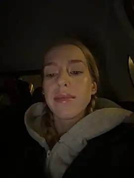 Snapshot of kira_mia chatting on 12/01/25, 03:28 kira mia online show from 12/01/25, 03:28