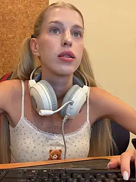 kira mia online show from 03/10/26, 04:01