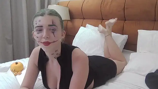 Snapshot of SweetShyMona chatting on 10/31/25, 03:13 SweetShyMona online show from 10/31/25, 03:13