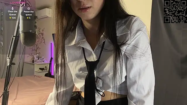 Snapshot of ella_simons chatting on 11/06/25, 01:06 ella simons online show from 11/06/25, 01:06