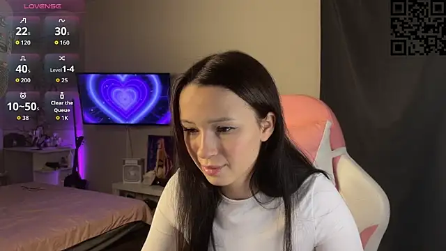 Snapshot of ella_simons chatting on 11/10/25, 12:53 ella simons online show from 11/10/25, 12:53