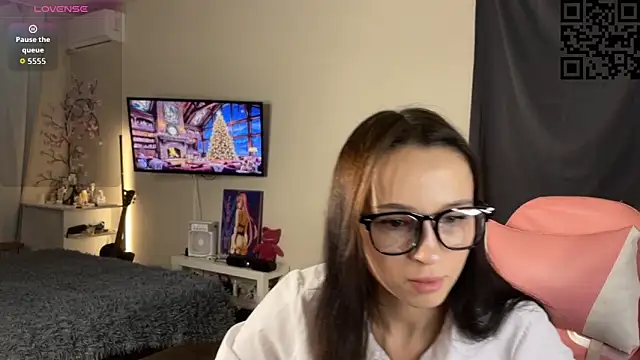 Snapshot of ella_simons chatting on 11/19/25, 12:54 ella simons online show from 11/19/25, 12:54