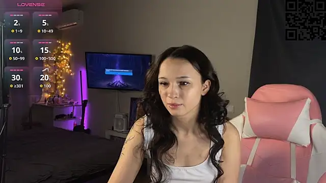 Snapshot of ella_simons chatting on 11/23/25, 01:05 ella simons online show from 11/23/25, 01:05