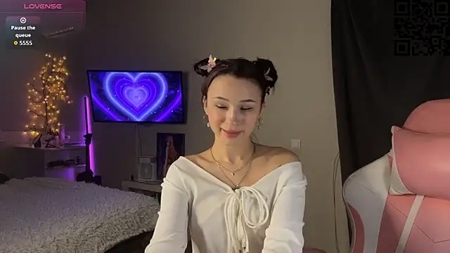 Snapshot of ella_simons chatting on 12/02/25, 01:11 ella simons online show from 12/02/25, 01:11