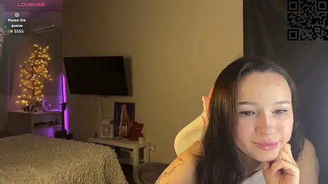 Snapshot of ella_simons chatting on 12/05/25, 01:25 ella simons online show from 12/05/25, 01:25