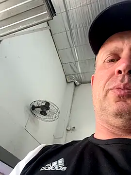 Snapshot of wellingtonmds chatting on 10/27/25, 06:01 wellingtonmds online show from 10/27/25, 06:01