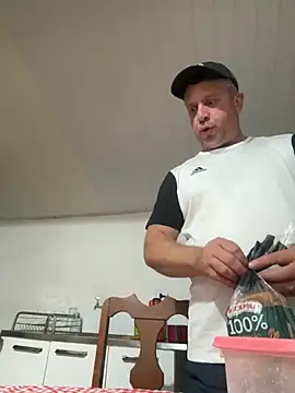 Snapshot of wellingtonmds chatting on 11/24/25, 12:21 wellingtonmds online show from 11/24/25, 12:21