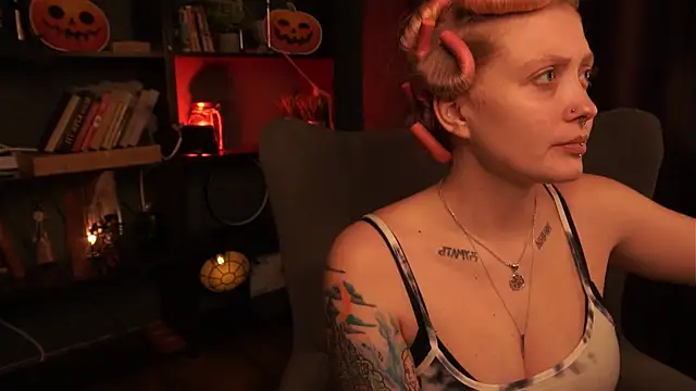 Kiki shay online show from 10/31/25, 01:12