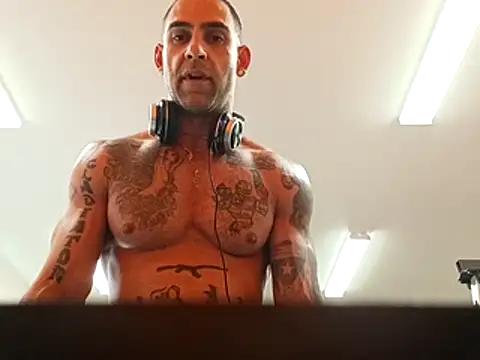 Snapshot of alphacloudGod chatting on 10/28/25, 10:56 alphacloudGod online show from 10/28/25, 10:56