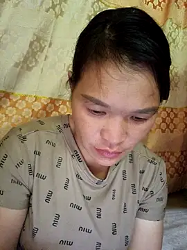 Snapshot of chipu06 chatting on 10/27/25, 01:42 chipu06 online show from 10/27/25, 01:42