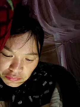 Snapshot of chipu06 chatting on 12/14/25, 11:20 chipu06 online show from 12/14/25, 11:20