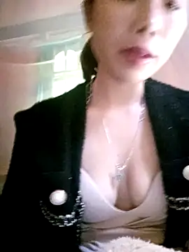 Snapshot of mekaka00 chatting on 12/23/25, 04:32 mekaka00 online show from 12/23/25, 04:32