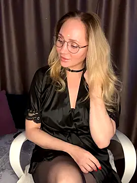 Snapshot of Drink_me_all_up chatting on 11/17/25, 09:42 Drink me all up online show from 11/17/25, 09:42