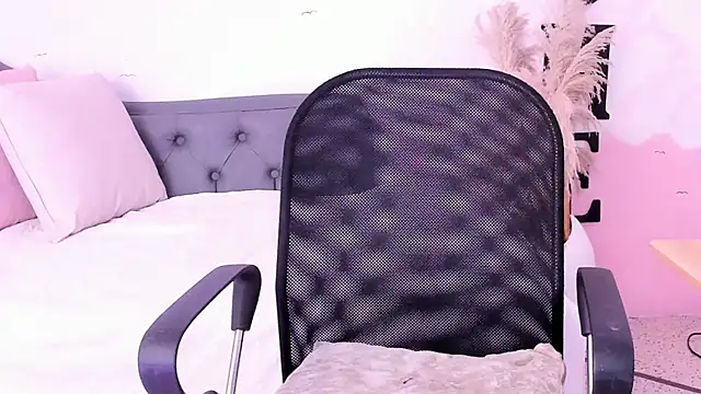 Snapshot of gracehall_1 chatting on 11/27/25, 11:23 gracehall 1 online show from 11/27/25, 11:23